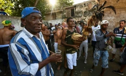 Un groupe de jeunes cubains participe à une cérémonie de serment du culte abakua, à Matanzas, à Cuba, le 26 décembre 2021