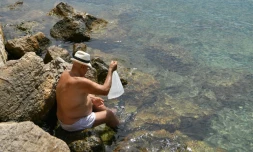 Un habitant de Marseille au bord de l'eau près du Vieux Port, le 2 août 2017