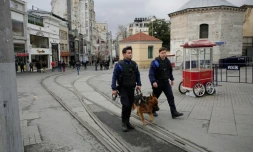 Une patrouille de police le 20 mars à Istanboul où le match de football au sommet Galatasaray-Fernerbahçe a été annulé en raison d'une menace d'attentat au lendemain d'une attaque-kamikaze qui a fait quatre morts
