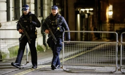 Des policiers patrouillent à Westminster avant les célébrations du Nouvel An, au centre de Londres le 31 décembre 2017