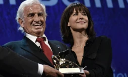 L'acteur français Jean-Paul Belmondo, accompagné de Sophie Marceau, reçoit un Lion d'or pour l'ensemble de sa carriÚre à la Mostra de Venise, le 9 septembre 2016