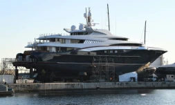 Des yachts de luxe en réparation au Chantier naval de La Ciotat, le 21 décembre 2017
