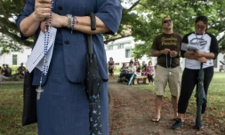 Des fidèles catholiques prient à Hagatna sur l'île de Guam le 13 août 2017