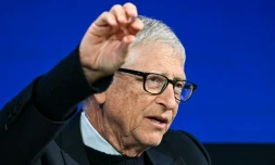 Le co-fondateur de Microsoft, Bill Gates, s'exprime sur scène au forum de Davos, le 21 janvier 2026