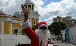 Un homme déguisé en PÚre Noël lors de l'opération "Santa en las calles" (le PÚre Noël dans la rue), le 16 décembre 2017 à Caracas, au Venezuela
