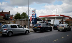 Des automobilistes font la queue devant une station-service, le 29 septembre 2021 à Leyton, dans l'est de Londres 