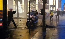 Capture vidéo d'un policier filmé le 22 décembre 2018 sur les Champs-Elysées à Paris