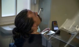 Un consommateur de crack dans une salle de consommation à moindre risque à Strasbourg, le 6 octobre 2021