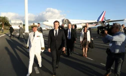Le président Emmanuel Macron à son arrivée à Nouméa le 3 mai 2018
