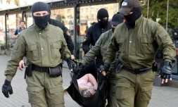 Des policiers transportent une manifestante après un nouveau rassemblement contre le pouvoir, à Minsk le 19 septembre 2020