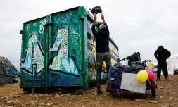 Un participant nettoie le site militaire où s'est déroulée une rave party "teknival" à Cornusse, près de Bourges, le 4 mai 2026 dans le Cher
