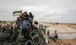 Des manifestants palestiniens près de la frontière israélienne à Gaza, le 3 avril 2018