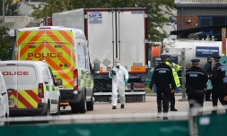 Des policiers légistes devant le camion frigorifique dans lequel 39 corps ont été découverts, le 23 octobre 2019 à Grays, près de Londres