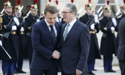 Le président français Emmanuel Macron accueille le Premier ministre britannique Keir Starmer le 17 février 2025 à Paris