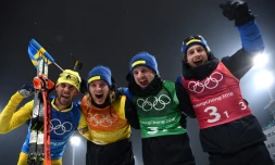 (g à d) Les Suédois Fredrik Lindstroem, Sebastian Samuelsson, Jesper Nelin et Peppe Femling célÚbrent leur victoire au relais 4x7,5 km du biathlon, à Pyeongchang, le 23 février 2018