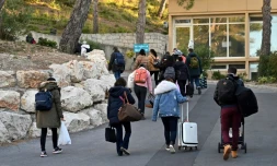 Des personnes évacuées de Wuhan, en Chine, et placés en quarantaine pendant 14 jours, quittent le centre de vacances de Carry-le-Rouet, le 14 février 2020 près de Marseille