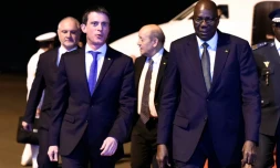 Le Premier ministre Manuel Valls et le ministre de la Défense Jean-Yves Le Drian accueillis par le Premier ministre Modibo Keita à leur arrivée le 18 février 2016 à Bamako