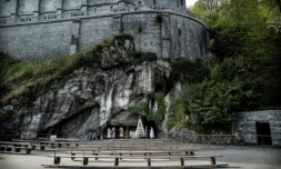 Messe de Pùques sans public et diffusée sur internet, le 20 avril 2020 au sanctuaire de Lourdes