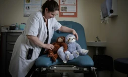 Céline Cazaux, infirmière, dispose des peluches sur une table d'examens gynécologiques de l'unité d'accueil pour enfants en Danger (Uaped) installée dans le centre hospitalier sud francilien (CHSF) à Corbeil-Essonnes, près de Paris, le 30 juin 2026