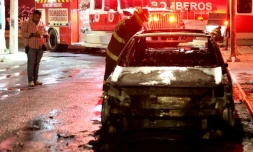 Un journaliste mexicain prend des photos d'un vĂ©hicule incendiĂ©, Ă Guadalajara, dans l'Ătat de Jalisco, au Mexique, le 28 fĂ©vrier 2022