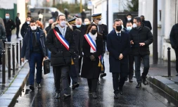 Les maires de Paris Anne Hidalgo (c) et du 11e arrondissement François Vauglin (g) avec le ministre de l'Intérieur Gérald Darmanin (d) pour rendre hommage aux victimes des attaques de Charlie Hebdo, à Paris le 7 janvier 2022