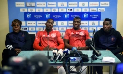 Les frères Pogba (de droite à gauche Paul, Florentin et Mathias) avec leur mère Yeo Moriba le 19 décembre 2019 à Tours à l'issue d'un match caritatif entre une équipe de France All Star et la Guinée