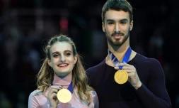 Gabriella Papadakis et Guillaume Cizeron posent avec leur médaille après avoir remporté le titre de champion d'Europe de danse sur glace, le 26 janvier 2019 à Minsk