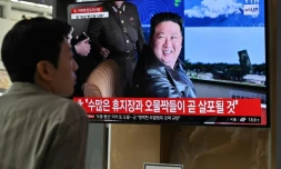 Un homme devant une télévision diffusant des images du dirigeant nord-coréen Kim Jong Un dans une gare de Séoul en Corée du Sud, le 30 mai 2024