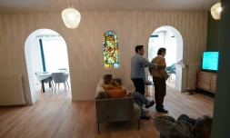 Une personne âgée atteinte de la maladie d'Alzheimer regarde la télévision dans une colocation à l'Haÿ-les-Roses,le 17 février 2022  