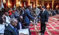 François Hollande (D) préside à l'Elysée une cérémonie de réintégration dans la nationalité française de 28 anciens tirailleurs sénégalais, le 15 avril 2017