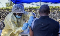 Un homme se fait vacciner contre Ebola dans un centre à Goma, le 15 juillet 2019