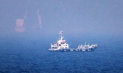 Des navires naviguent prĂšs du dĂ©troit d'Ormuz, au large de la cĂŽte orientale des Ămirats arabes unis, Ă Khor Fakkan, le 13 juillet 2026