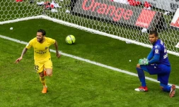 Le défenseur du Paris Saint-Germain, Dani Alves vient de marquer à Nice, dans la rencontre de championnat remportée par le PSG, le 18 mars 2017