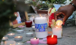 Allumage de bougies dans l'église Notre-Dame de l'Assomption à Nice le 30 octobre 2020 près de la photo de Vincent Loquès, une des victimes de l'attentat 