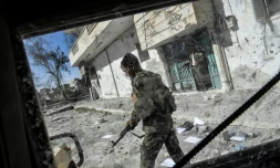 Des combattants des Forces démocratiques syriennes dans Raqa, le 5 octobre 2017