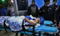 Un écolier blessé est pris en charge dans un hôpital après un accident de bus scolaire emporté par des pluies diluviennes, près de la mer Morte en Jordanie, le 25 octobre 2018