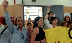 Des activistes anti-saisies bloquent des enchères judiciaires au Palais de justice d'Athènes, le 21 juin 2017 en Grèce