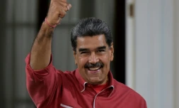 Le président du Venezuela Nicolas Maduro lÚve le poing en s'adressant à ses partisans depuis le palais présidentiel à Caracas le 7 août 2024