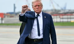 Le président américain Donald Trump lève le poing alors qu'il descend de l'Air Force One à son arrivée à l'aéroport international de Newark Liberty à Newark, New Jersey, le 26 avril 2025