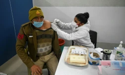 Un policier reçoit une dose de vaccin à New Delhi, le 15 janvier 2022. 