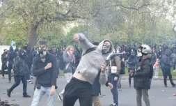 Heurts entre policiers et manifestants place de la Nation, à Paris, le 28 avril 2016