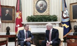 Photo fournie le 10 mai 2017 par le ministère russe des Affaires étrangères du président américain Donald Trump (g) et du ministre russe des Affaires étrangères Sergueï Lavrov, lors d'une rencontre à la Maison Blanche, à Washington
