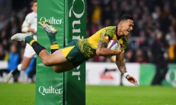 L'arriĂšre vedette des Wallabies Israel Folau marque un essai lors du test-match contre l'Angleterre, le 24 novembre 2018 Ă Twickenham