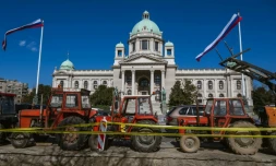 Des tracteurs devant le bâtiment de la présidence et l'Assemblée nationale serbes, le 14 mars 2025 à Belgrade
