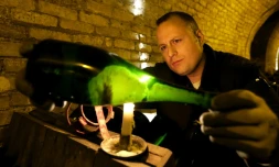 Un "remueur" retourne  à la main des bouteilles de cuvées plus prestigieuses le 20 avril 2016 à Reims