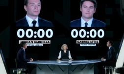Jordan Bardella du Rassemblement national et principal candidat aux élections européennes du 9 juin, et Gabriel Attal, Premier ministre avant le débat organisé par la journaliste Caroline Roux sur la chaßne de télévision publique France 2, le 23 mai 2024 à Aubervilliers, prÚs de Paris
