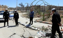 Photo prise le 16 avril 2018 de policiers syriens dans les rues de Douma, ville de la Ghouta orientale reprise par les forces du régime