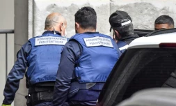 Arrivée de Nordahl Lelandais (2e d, casquette) sous escorte au tribunal de Chambéry, le 7 mai 2021