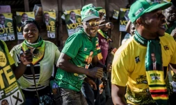 Des sympathisants du parti au pouvoir au Zimbabwe, la ZANU-PF, fêtent la victoire annoncée du président Emmerson Mnangagwa à la présidentielle, le 3 août 2018 dans la banlieue d'Harare 