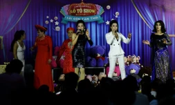 Les artistes transgenres Nha Vy (c) et La Kim Quyen (d) de la troupe "Sai Gon Tan Thoi" animent une soirée loto, le 26 juin 2020à Binh Duong, au Vietnam